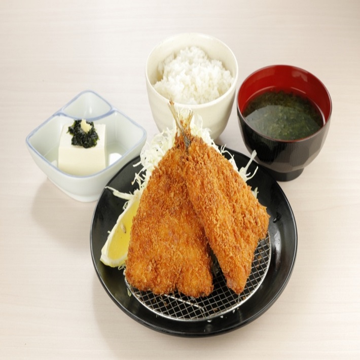 アジフライ定食(858円)