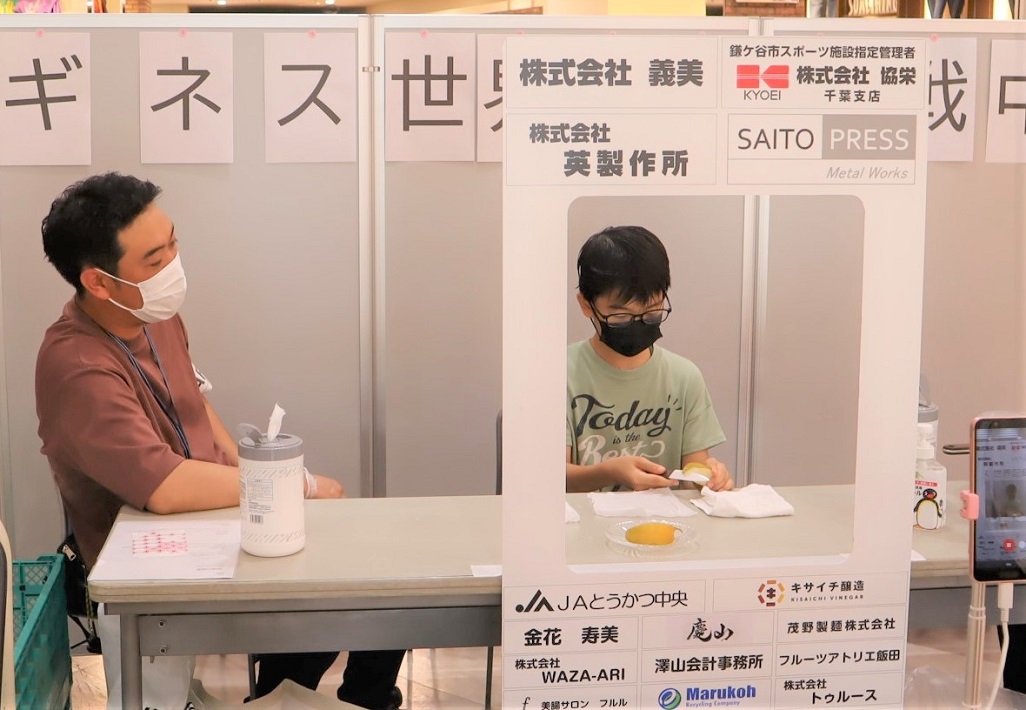 小学生も頑張って梨の皮をむいていました