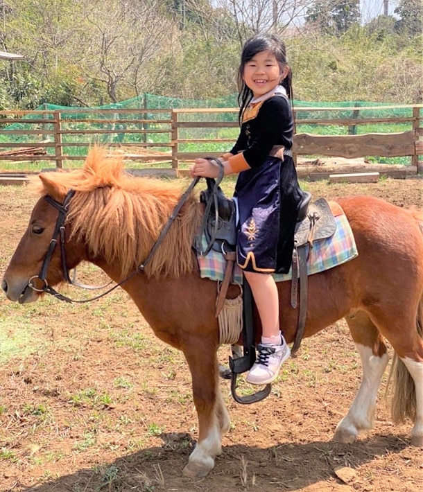 牧場内を引き馬でお散歩が楽しめます