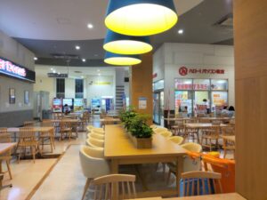 ユニモちはら台のフードコートはテーブルも広々