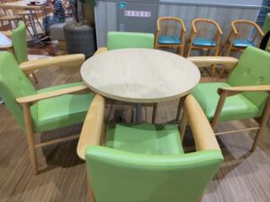 赤ちゃんもごきげんカウンター席、ママ目線の席で一緒にランチ♪