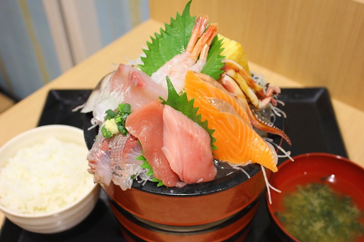 いわいたけし食堂の鮮魚盛り定食(赤身・中トロ入り)1628円