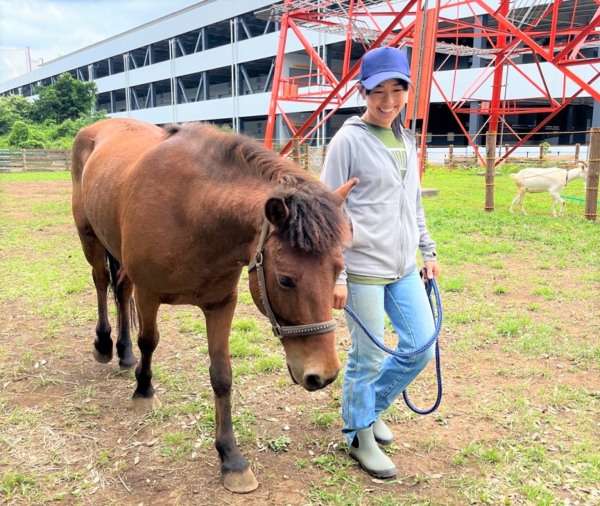 代表の小林さんと頑張り屋で真面目な馬のチャーリー
