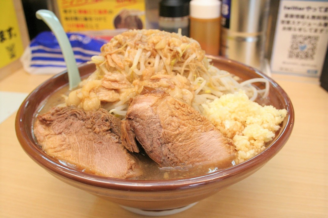 すり鉢で提供される大盛りラーメン