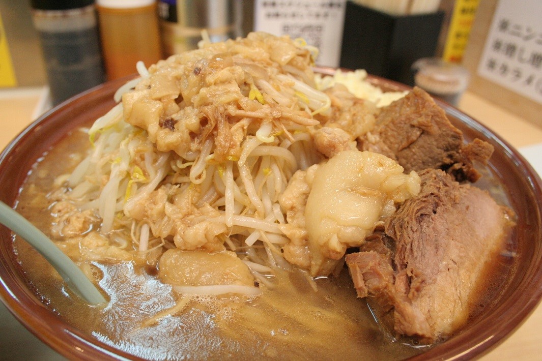 極太チャーシューに野菜とアブラもたっぷり