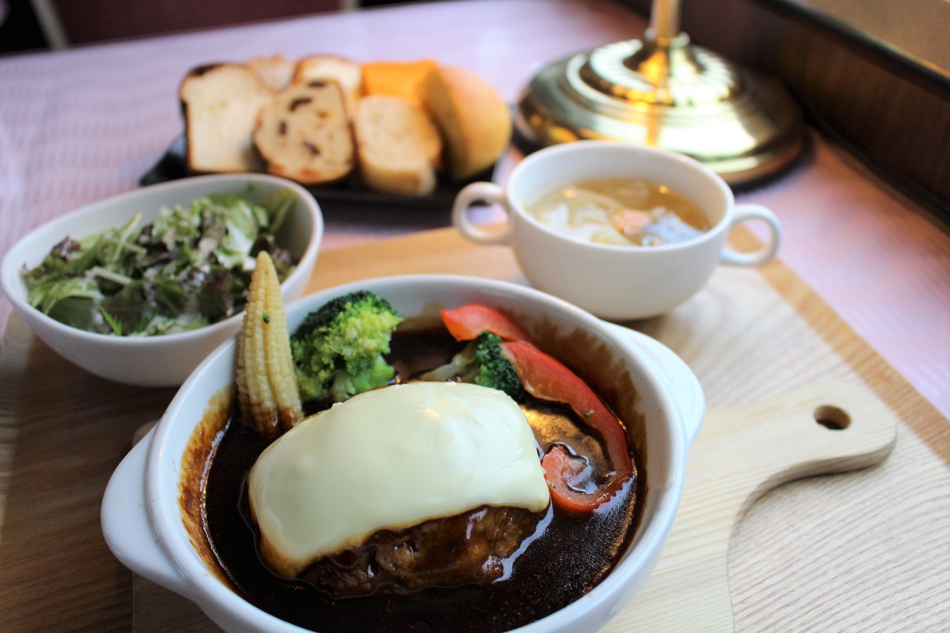 手ごね煮込みチーズハンバーグ デミグラスソース