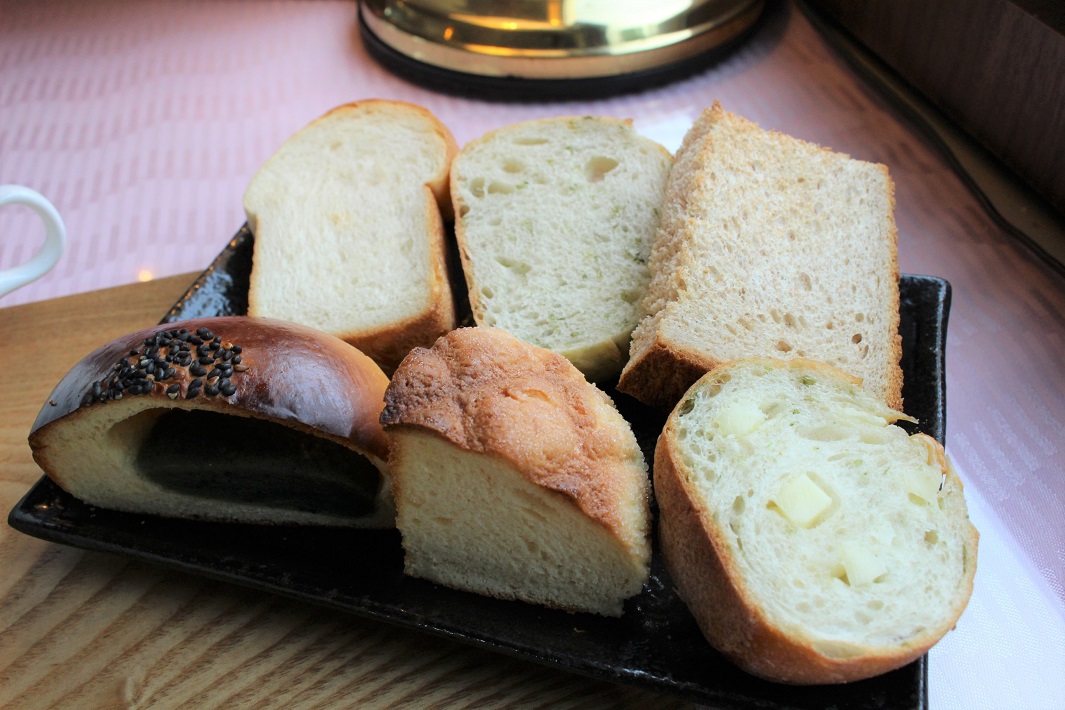 うぐいすあんぱんにメロンパンといった甘い系のパンも