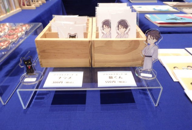 キャラクターたちのアクリルスタンドや缶バッジも販売されています
