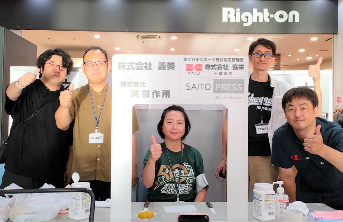 300人分の撮影が終わり笑顔を見せるスタッフの皆さん