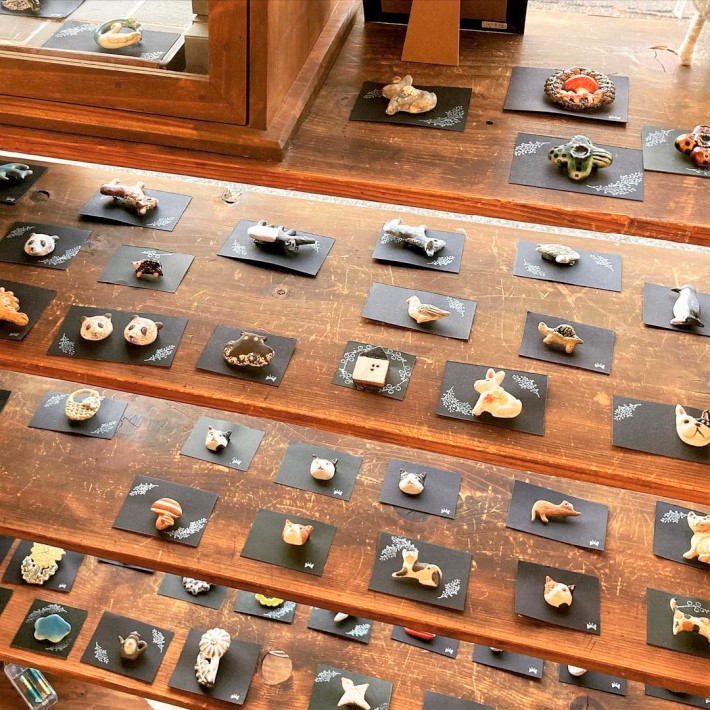 2021年11月ブローチ展(写真提供・Tanaya)