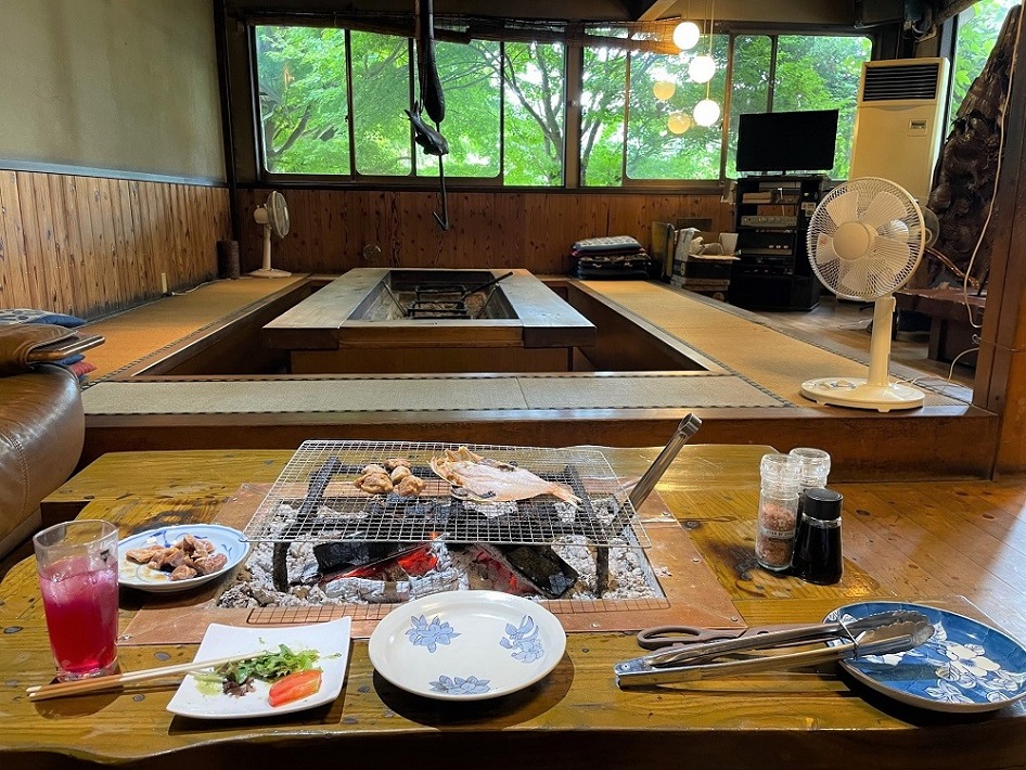金目鯛の干物（小）、みそ味のハラミ、レタスサラダ（１人前）、手作りしそジュース、もつ煮込み