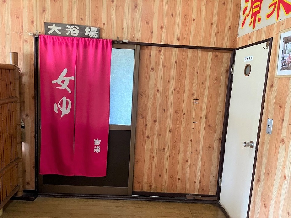 いろりの宿　七里川温泉浴場入り口