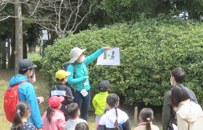 観察会の様子。写真中央が中田さん