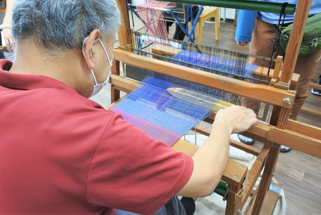 地域の人に協力してもらい織物製作も