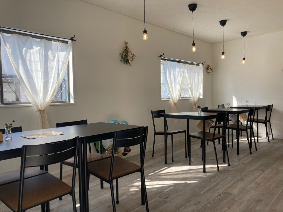 「カフェ・キナリ」で味わう絶品バインミー。気さくな笑顔の店主が手がける憩いの空間【船橋市】