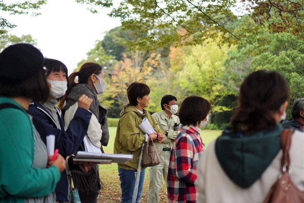 当日を想像しながら公園会議行う市民ら