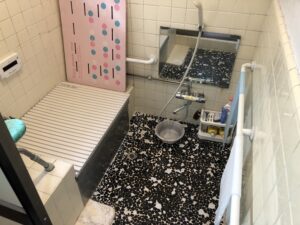 寒さや掃除のしづらさがデメリットの在来工法の浴室