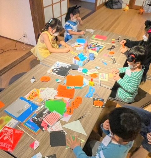 みんなで折り紙を楽しみます