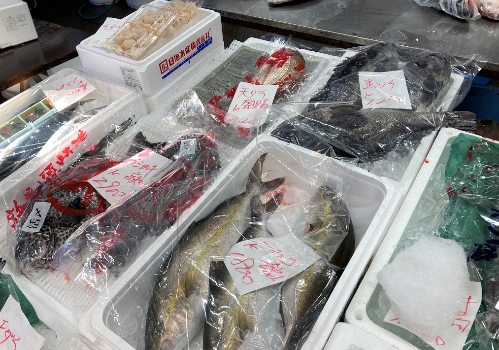 ずらっと並んだ鮮魚たち。