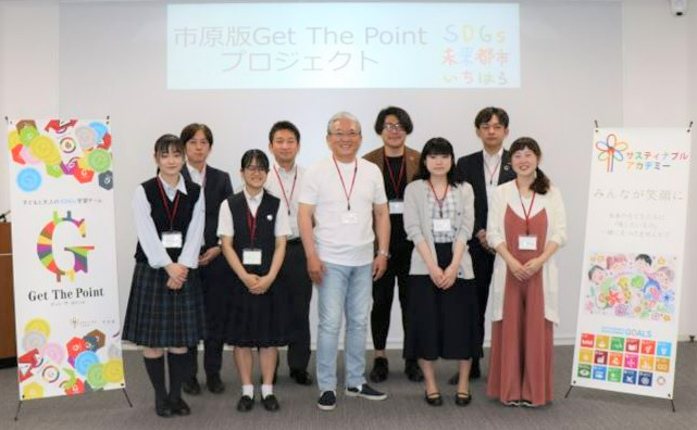 プロジェクトチームメンバーと小出市長(中央)