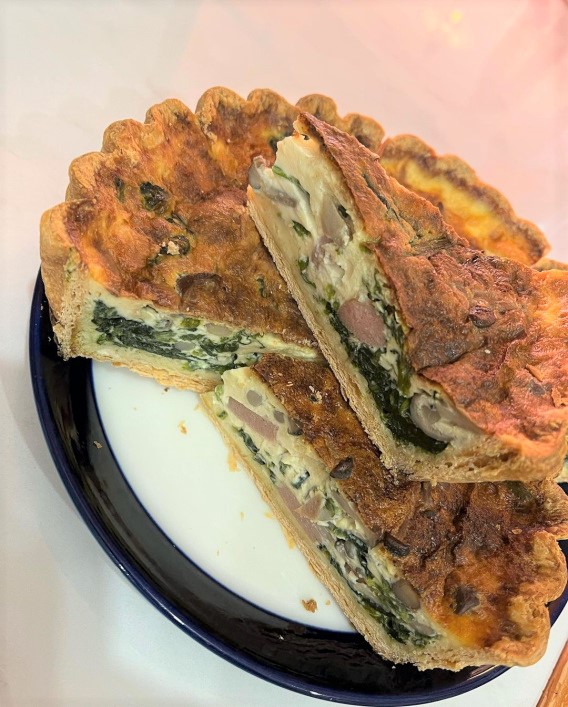 ほうれん草、きのこ、ウインナーのキッシュ