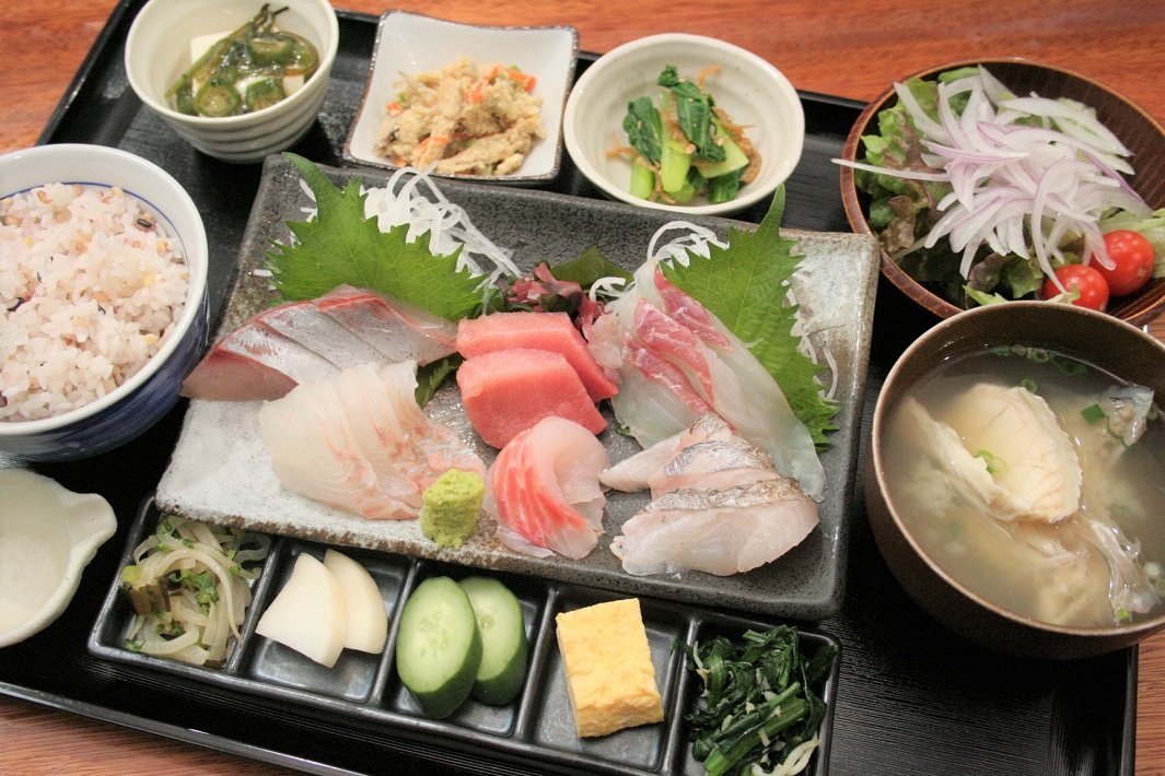 仕入れた鮮魚はあら汁付きの定食に