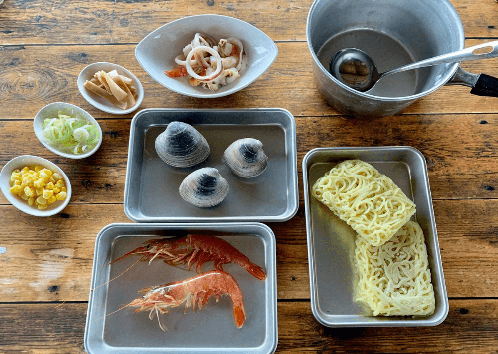 テーブルにはコンロがあり、自分で好きな魚介類を焼いて食べることができます。      食べ放題のメニューは日替わりで、サザエやホタテ、カキなどの貝類をはじめ、お肉や海鮮丼コーナー、アジフライにオリジナルカレー、ラーメンまで！ 