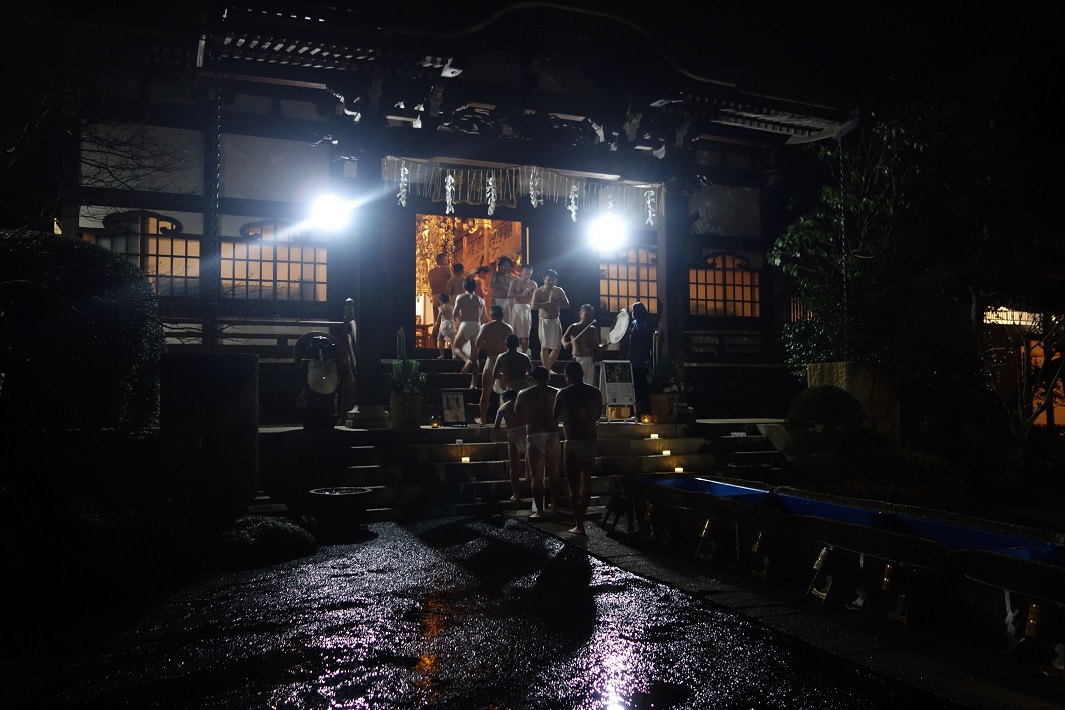 【市川市】水をかぶって一年間のあか落としを「大みそか水行祈祷会」