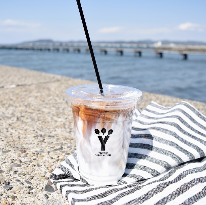 館山の海沿いのコーヒー店「TRAYCLE Market&Coffee」の建物は国登録有形文化財