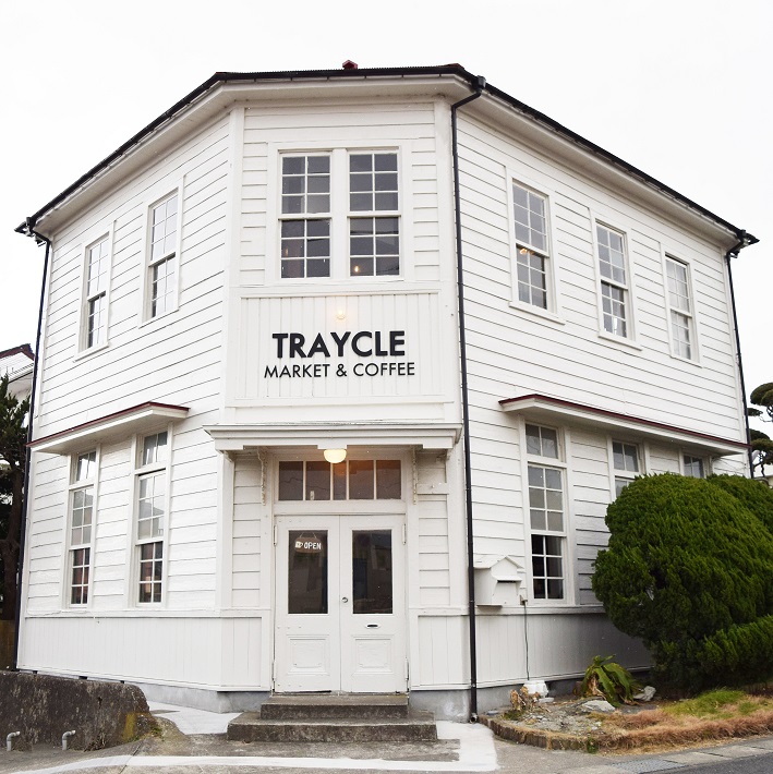 館山の海沿いのコーヒー店「TRAYCLE Market&Coffee」の建物は国登録有形文化財