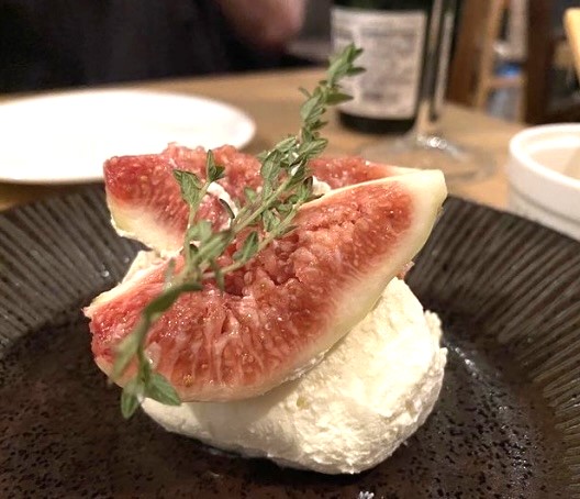 1.【本町】「グリルとワイン COCCIO 831」溶岩石でグリルした旬の食材とナチュラルワインのコラボが楽しめる