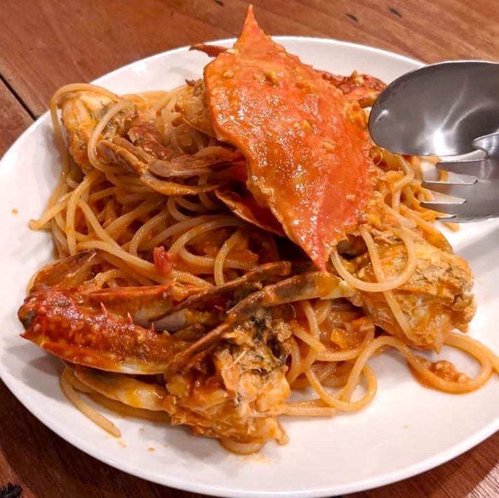 1.【本町】「グリルとワイン COCCIO 831」溶岩石でグリルした旬の食材とナチュラルワインのコラボが楽しめる