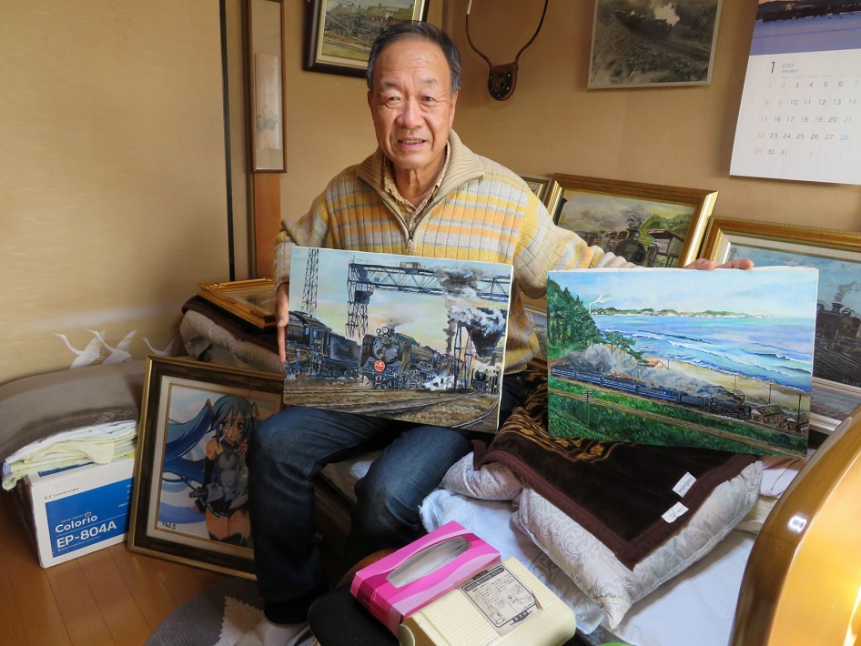 作品を手にする鈴木治男さん