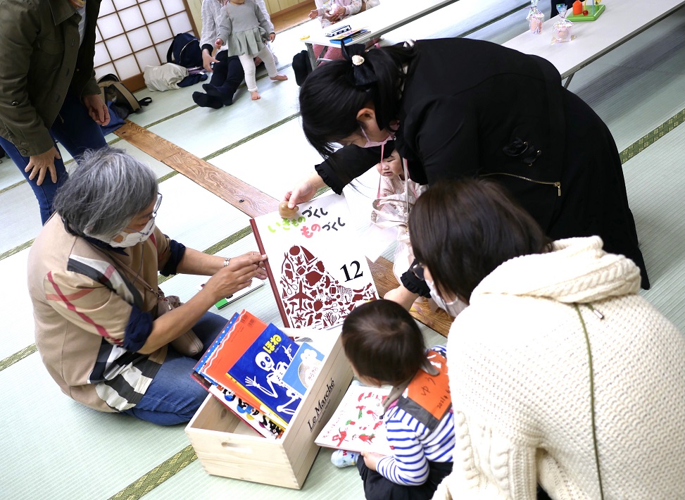 絵本の読み聞かせ