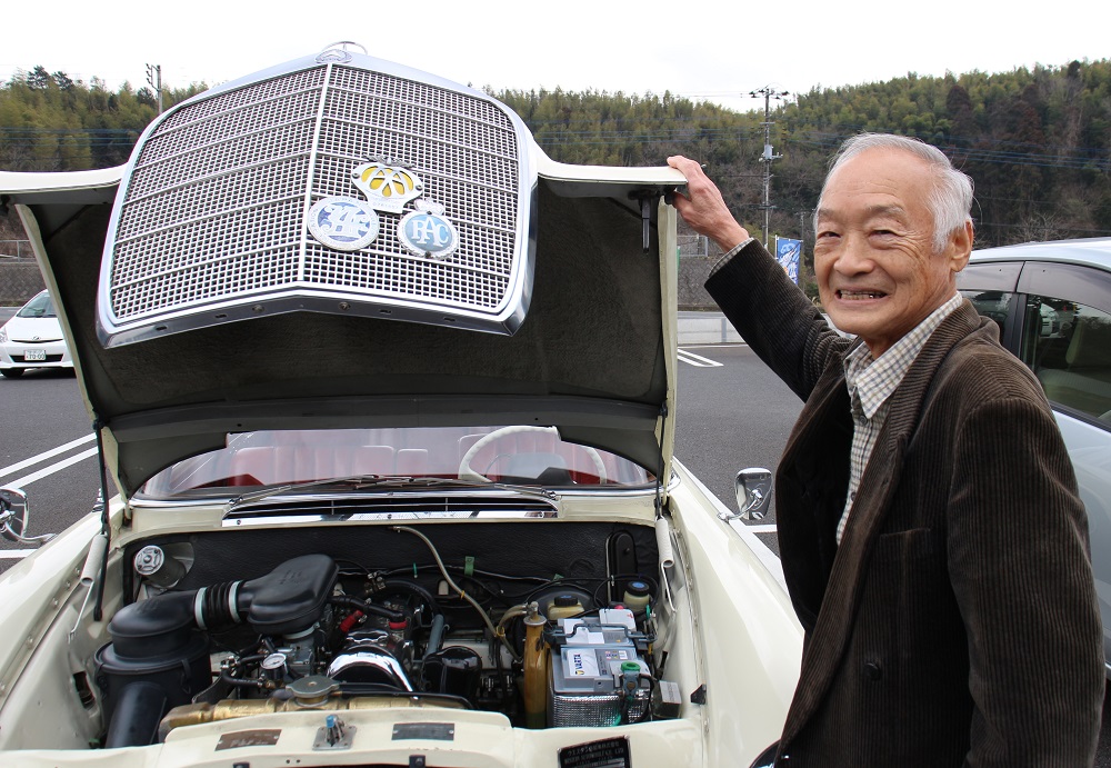 カヌー制作も修理も独学で!木更津市在住の作者 春原勉さん。自宅のガレージで約3カ月かけて完成