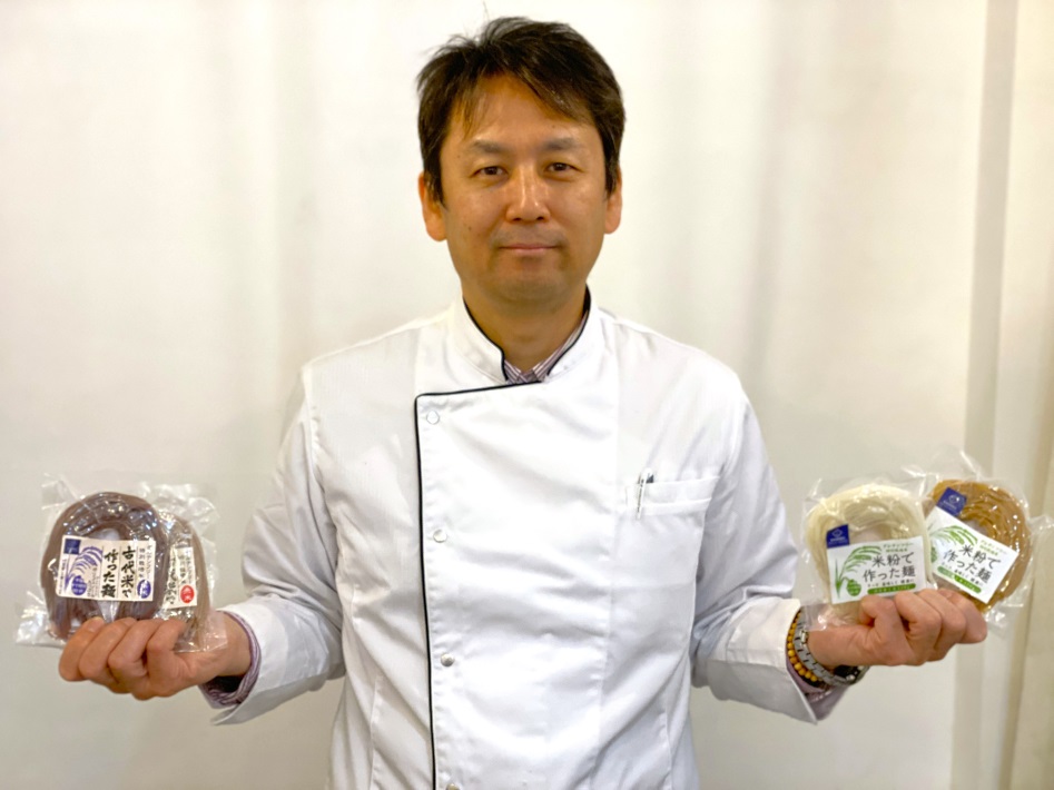 いずれもだしの味が浸透しやすく、コシが強いのが特徴。お米の風味豊かな精米麺は淡泊な料理によく合い、香ばしい香りが立つ玄米麺はパンチのあるソースとも調和します。玄米焙煎麺は焙煎を強くしているため、玄米麺以上に香ばしさが引き立ち、通常のそばのようにツルツルと食べやすい食感で、「そばアレルギーの人も感動してくれますよ」と正田さん。 Fortuna Lussoおすすめの食べ方 精米・玄米細麺 そうめん にゅうめん ラーメン 焼きそば 冷やし中華 春雨サラダ 精米・玄米平麺 ほうとう フィットチーネ おでんやお鍋のシメ 精米中麺 パスタ(トマトソース・クリームソース) 玄米中麺 パスタ(バジルソース) うどん 玄米焙煎麺 そば 古代米 赤米 うどん 古代米 黒米 うどん レシピ例 ●焼きそば(細麺の場合) 50~60秒ゆでた後、あらかじめ炒めておいた野菜や肉と炒め合わせ、ソースで味付けをする。 ●パスタ(中麺の場合) 90秒ゆでてお気に入りのソースと絡めたり、フライパンで炒めたり。 ※ゆでた後に再加熱する場合は、ゆで時間を短くするとコシの強さを維持することができます (小見出し)日本古来の食文化へ回帰し健康に