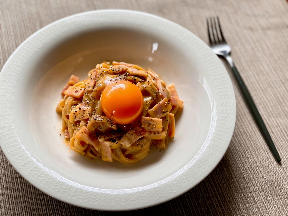 Fortuna Lussoの米粉麺は、精米・玄米・古代米 赤米/黒米・玄米焙煎麺の5種類。 精米・玄米には細麺(1.5㎜)・中麺(3㎜)・平麺(7㎜)があり、古代米は中麺、玄米焙煎麺は極細麺(1.2㎜)での展開です。ゆで時間は種類により60秒~120秒と短めで調理も簡単。くせがないので和洋中どんな料理にも合い、ラーメン、パスタ、そば……あらゆる麺料理で代用できます。