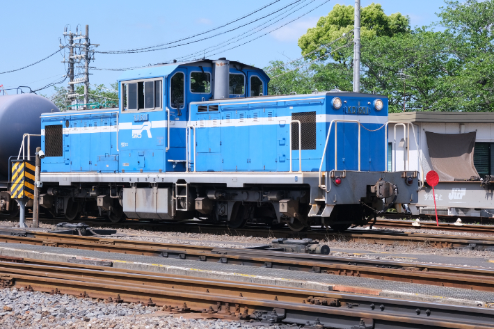 タンクをけん引するディーゼル機関車