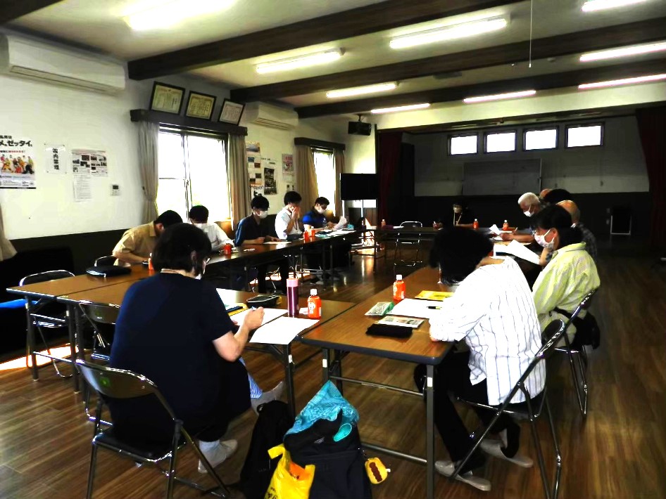 鎌ケ谷防災かるた 千葉商科大学の大学生の様子