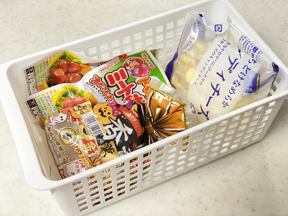 カゴやトレーを使って食材を収納