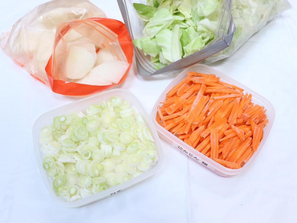 ジップロックに入れたカット野菜などはカゴを使って収納