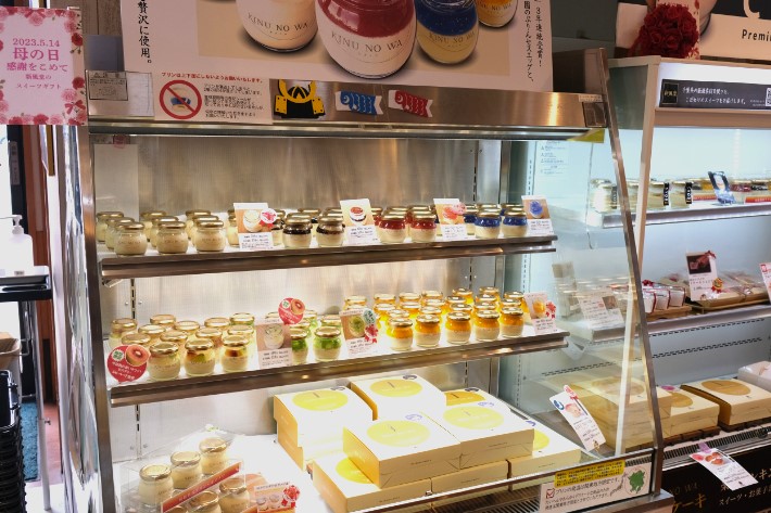 新風堂本店のショーケース