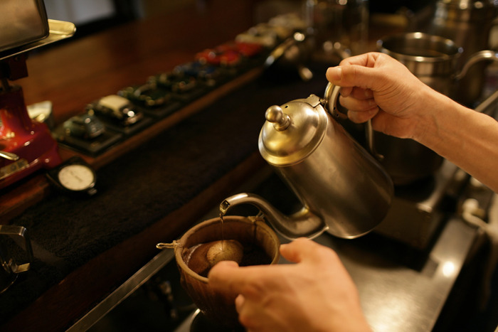 cafe螢明舎 八幡店のドリップ風景