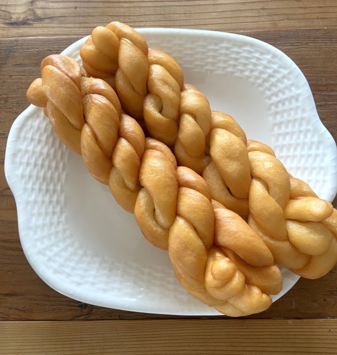 大きいものはドーナツみたい！　硬さが癖になる揚げ菓子「麻花」