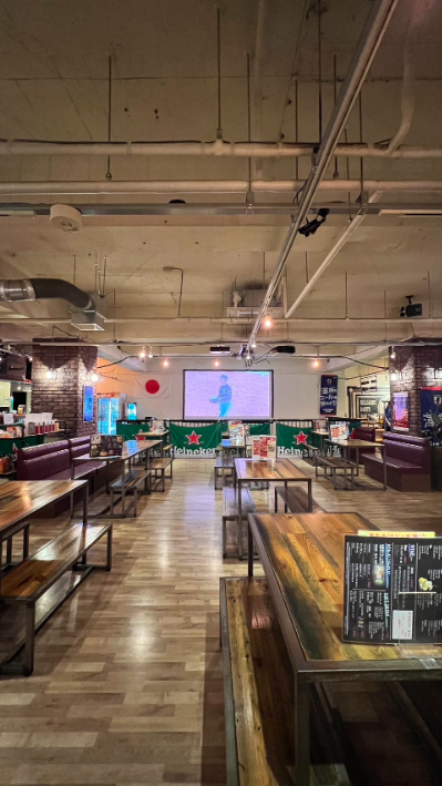 千葉 SPORTS BAR GATEの内観とモニター