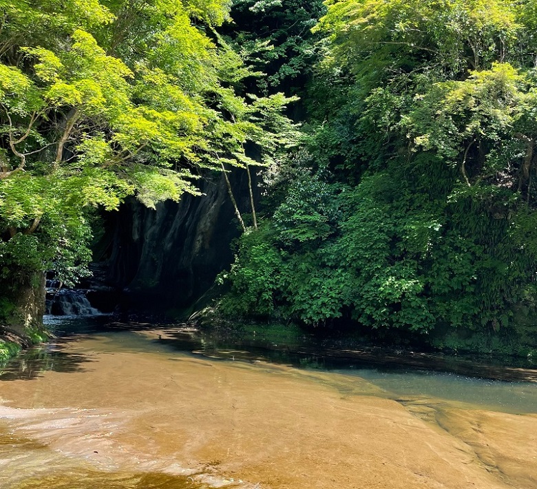 濃溝の滝 亀岩の洞窟