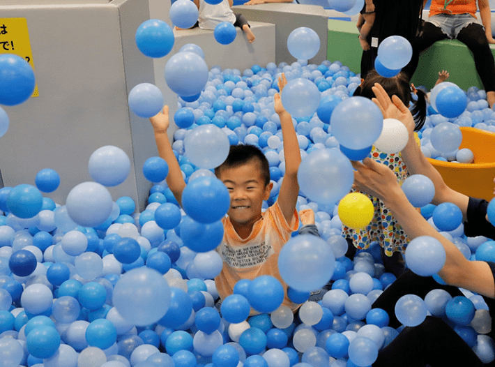 からだの浮遊感を親子で楽しめる「ボールプール」