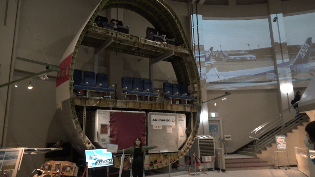 室内展示で目を引く飛行機の断面図は撮影スポットとしても人気