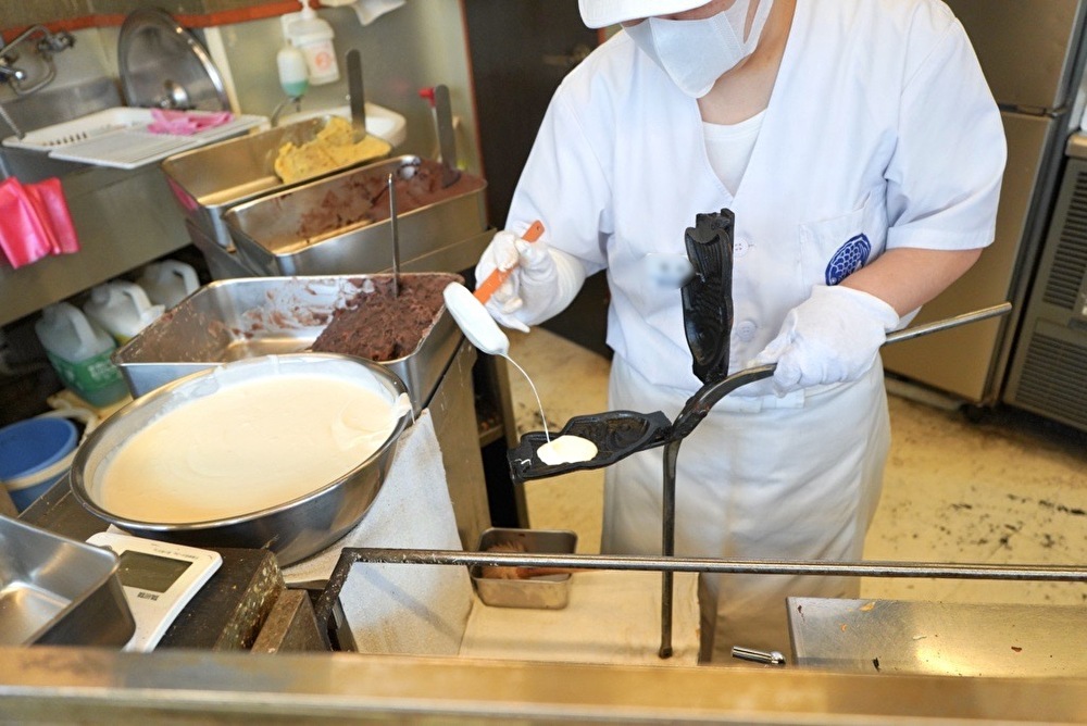 天然鯛焼 鳴門鯛焼本舗 船橋駅前店 たい焼きを作る様子