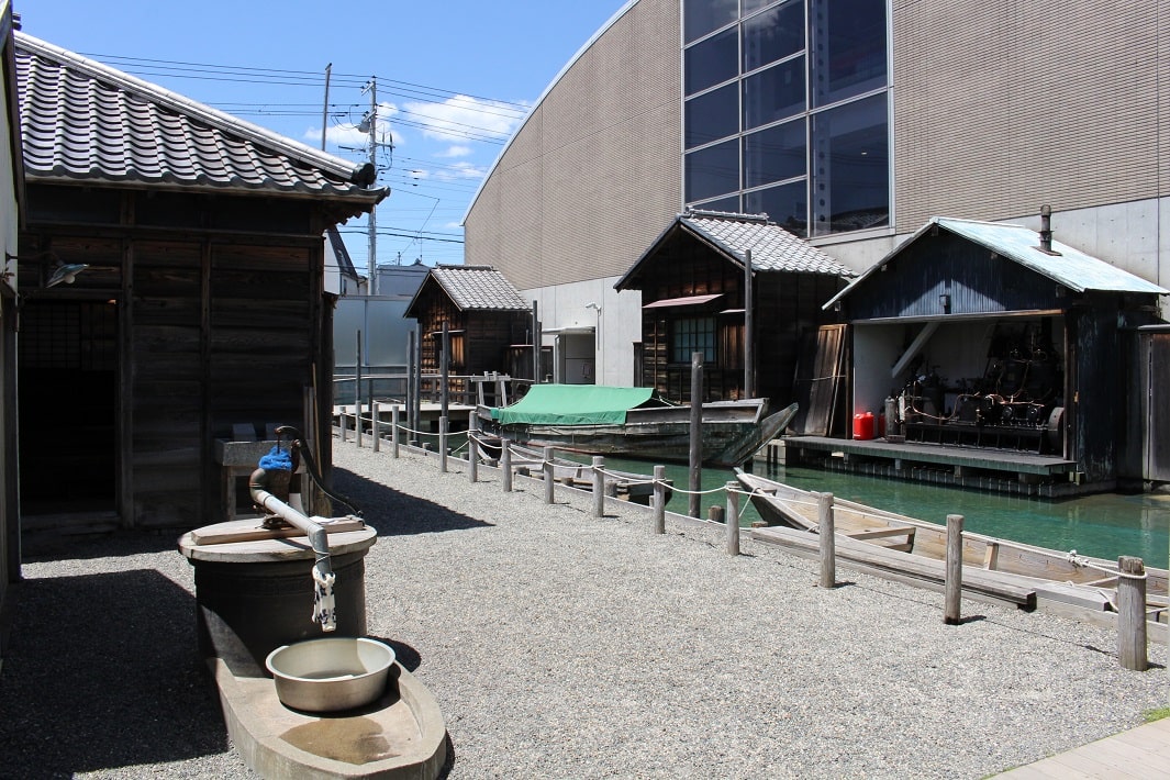 屋外展示場にある木造のベカ舟は乗船体験できます
